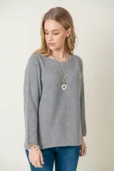 Sweater de lana color beige, de corte holgado y mangas largas.