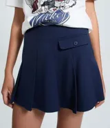 Remera blanca de manga corta, corte holgado, con un estampado central de personajes de Disney (Mickey, Pluto, Daisy, Donald y otros) y el texto "Mickey & Friends".