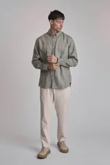 Pantalón de lino color verde oliva, de corte recto y tiro medio.