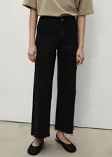 Pantalón de jean negro de corte culotte, tiro alto y bajo deshilachado.