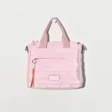 Bolso tipo tote bag acolchado color rosa, con cierre superior, bolsillo frontal con cierre y doble asa de mano. Incluye correa larga desmontable y llavero decorativo.