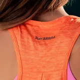 Musculosa deportiva color naranja con logo Merrell estampado en el pecho.