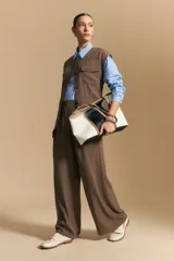 Pantalón ancho negro de silueta moderna y calce cómodo, con cordones ajustables en la cintura.