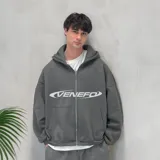 Hoodie gris con cierre frontal, capucha con cordón ajustable, bolsillos tipo canguro y logo "VENEFO" estampado en el pecho.