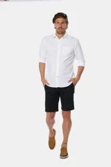 Bermuda clásica color beige confeccionada en algodón con elasticidad, con bolsillos laterales y detalle en bolsillo trasero.