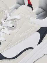 Zapatillas Tommy Hilfiger de running en ante color blanco, azul y rojo, con ribetes en zigzag y paneles color block.