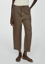 Pantalón de lino en color marrón con cintura elástica y cordón ajustable.