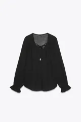 Blusa negra semitransparente con escote en pico, cordón ajustable y mangas largas con elástico en los puños.