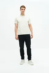 Pantalón de jean negro, corte recto, tiro medio, con presillas para cinturón.