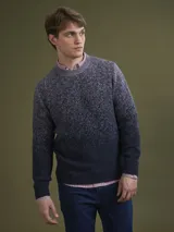 Sweater de punto gris con diseño de textura suave y cuello redondo.