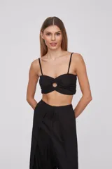 Top con estampado multicolor, tirantes finos y diseño cruzado en el frente.
