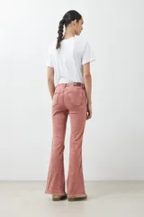 Pantalón jean oxford color lacre, de corte acampanado y tiro alto.