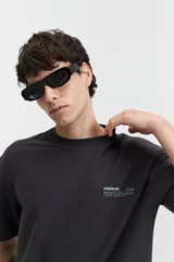 Remera de manga corta color verde grisáceo, corte oversize con cuello redondo y estampado con la frase 'STRAL STYLE ONL' en la espalda.