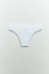 Bombacha corte bikini de microfibra color blanco con detalle de encaje en los bordes.