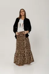 Pollera larga con estampado animal print, corte ajustado a la cadera y volado en el ruedo.