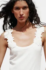 Camiseta blanca de tirantes anchos con aplicación de crochet a tono.