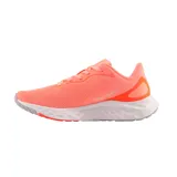 Championes New Balance Fresh Foam Arishi V4 de mujer, color salmón con logo en color cobre.