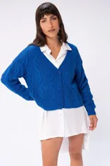 Saco tejido color marrón claro con diseño trenzado, escote en V y cierre frontal con botones marrones.