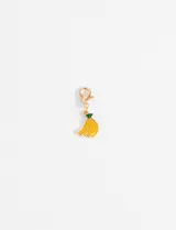 Dije con forma de banana esmaltada en color amarillo con detalles en verde, enganchado a un aro dorado.