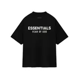 Camiseta negra de algodón con logo "ESSENTIALS FEAR OF GOD" estampado en el pecho. Corte oversize y cuello redondo.
