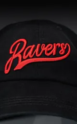 Gorra negra de gabardina con bordado rojo de la palabra "Ravers" en letra cursiva. Tiene cinta trasera de velcro para regular el ajuste.