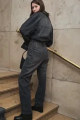 Pantalón jean de corte recto, color gris oscuro, confeccionado en 100% algodón. Diseño clásico con bolsillos delanteros y traseros.