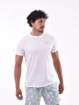 Remera blanca de corte recto con estampado pequeño en el pecho.