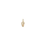 Charm de aleación de metales bañado en oro de 18K, con forma de letra V y argolla.