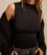 Blusa sin mangas con cuello alto, confeccionada en jersey negro sin estampa y con drapeado lateral.