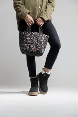 Bolso tipo tote bag con estampado animal print en tonos marrones y negros, con base y asas cortas en color negro.