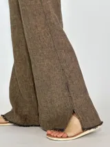 Pantalón de jean blanco de corte ancho con aberturas laterales en el ruedo y costuras a contratono.