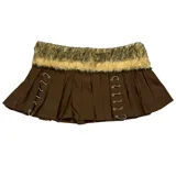 Minifalda marrón con cintura de piel sintética y cordones decorativos en los laterales.