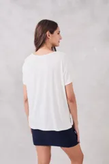 Remerón blanco de viscosa con estampado de bananas y texto en negro.