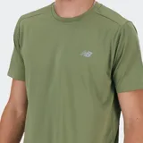 Remera deportiva New Balance de manga corta y cuello redondo, color verde oliva, con logo reflectante en el pecho.