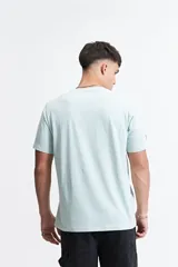 Remera celeste de manga corta con cuello redondo y estampado en el frente.