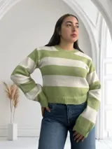 Sweater de punto a rayas horizontales anchas color verde manzana y blanco, con cuello redondo y mangas largas.