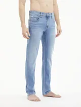 Pantalón de jean celeste de corte slim fit, tiro bajo, con bragueta con cremallera y diseño de cinco bolsillos.