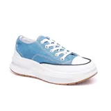 Championes deportivos de tela color celeste con detalles en blanco, cordones blancos y suela gruesa blanca con base marrón.