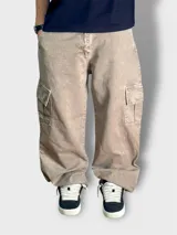 Pantalón baggy cargo color café latte, de tela denim.