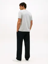 Remera gris jaspeada de cuello redondo y manga corta con dobladillo.