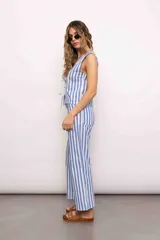 Pantalón celeste y blanco a rayas verticales, de tiro medio, corte recto y bolsillos traseros.