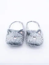 Pantuflas cerradas de tela peluda color gris, con diseño de gato bordado en el empeine.