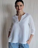 Blusa blanca de lino con escote en V y mangas 3/4.