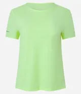 Remera deportiva blanca texturizada, con cuello redondo, manga corta, detalle reflectante y pliegue en la espalda.
