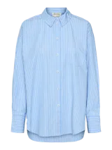 Camisa celeste a rayas blancas, holgada con cuello clásico, mangas largas y cierre de botones.