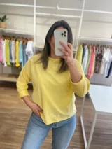 Buzo amarillo holgado de algodón y elastano.