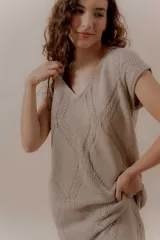 Vestido largo color verde oliva, tejido a crochet con diseño de rombos y flecos en el ruedo.