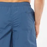 Short de baño azul con cordón blanco en la cintura.