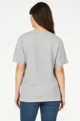 Remera gris con estampado de texto "New York" y el número 99 en azul.