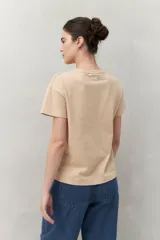 Remera blanca de manga corta con estampado tipográfico azul en el frente.